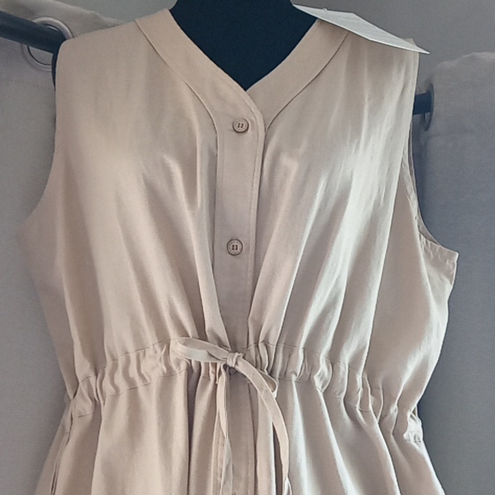 Sleeveless Drawstring Button-Front Midi Dress in Light Beige - Picture 3 of 7